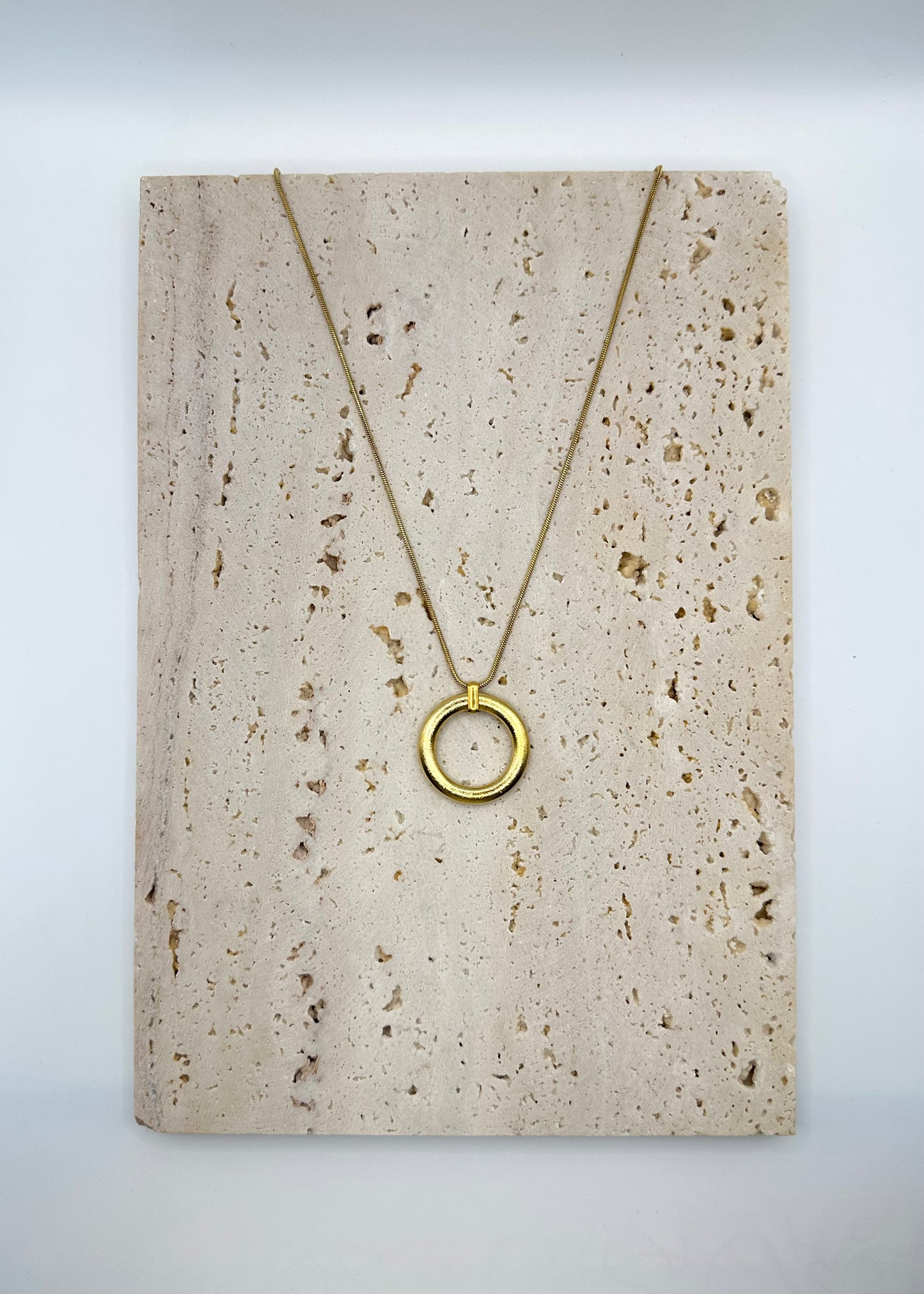 Rosa Circle Necklace Gold